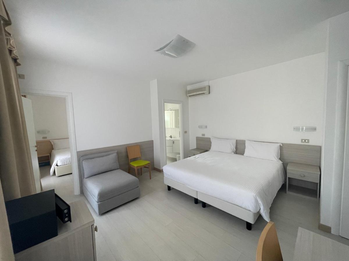 Hotel Athena Lignano Sabbiadoro Exterior foto